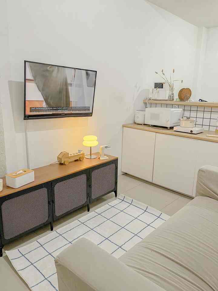 Ini adalah jantung rumah kami, dapur yg dekat dg ruang keluarga. Disini saya bisa memasak sambil melihat anak anak main atau nonton tv dan juga baca buku juga kadang. 

#sofaminimalis #sudutnyamankeluarga #ruangfavoritekeluarga #warnacatruangtamu #catrumahminimalis