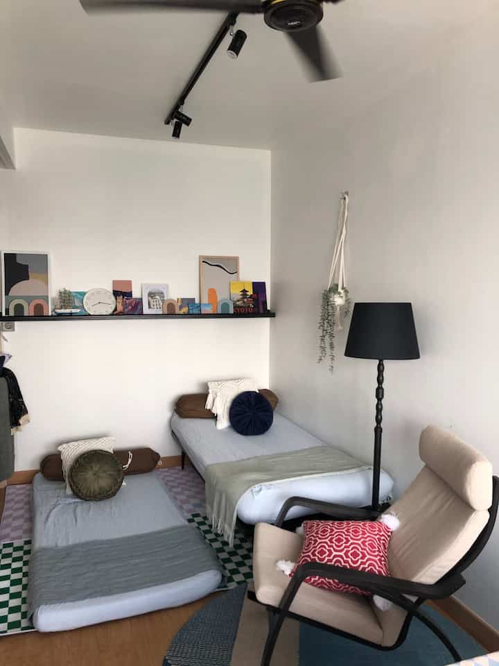 Momen paling seru di Rumah itu ada ketika saudara atau teman datang menginap!

Tapi, bagaimana ya caranya supaya bisa tetap rapi bersih tertata di lahan yg mungil? 

Dengan desain yg tepat dan furnitur yg multifungsi, ruang tengah bisa jadi kamar, area makan sekaligus dapur. Ketika tidur, dapur bisa ditutup sehingga beristirahat malam hari bisa lebih nyaman

#KasurLipatMinimalis
#KursiGoyangMinimalis
#KarpetKotakKotakLucu
#BantalAestetik
#TaplakMejaKotakKotakLucu
#SelimutMinimalis
#KomporGasTanam

#SpillBarangMurah
#RekomendasiProduk