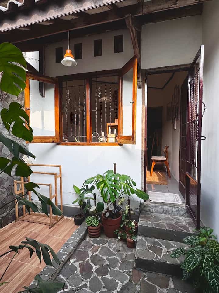 Di belakang rumah saya terdapat taman kecil yang juga terdapat tempat menjemur, aksesnya dari dapur saya 
Aku paling suka saat aku mencuci piring sambil melihat bayangan hijauku ✨ 
Semoga menginspirasi 


#jemuran 
#halaman belakang
#raksasa
#jemuran kayu
#bola basket
#kursirotan
#lampu gantung kayu