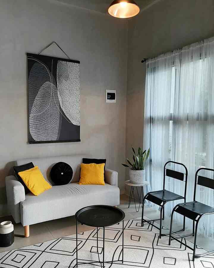 Enaknya punya rumah open space, kalau kumpul bareng keluarga besar, ada pasutri, anak, orang tua & sanak saudara atau sahabat, walaupun ada yang duduk di ruang tamu, ruang TV sampai meja makan, tapi masih dalam satu area, jadi masih bisa saling berinteraksi kan? 
salah satu yang wajib dijadikan tempat nongkrong adalah ruang tamu, biar lebih nyaman, jaga kebersihan ruangan, tersedia bantal yang banyak jika ingin berbaring & tidak memerlukan banyak barang 


#ruangtamuminimalis #sudutnyamankeluarga #ruangfavoritkeluarga #industrialstyle #mejakursibesi #minimalis #dindingexpose