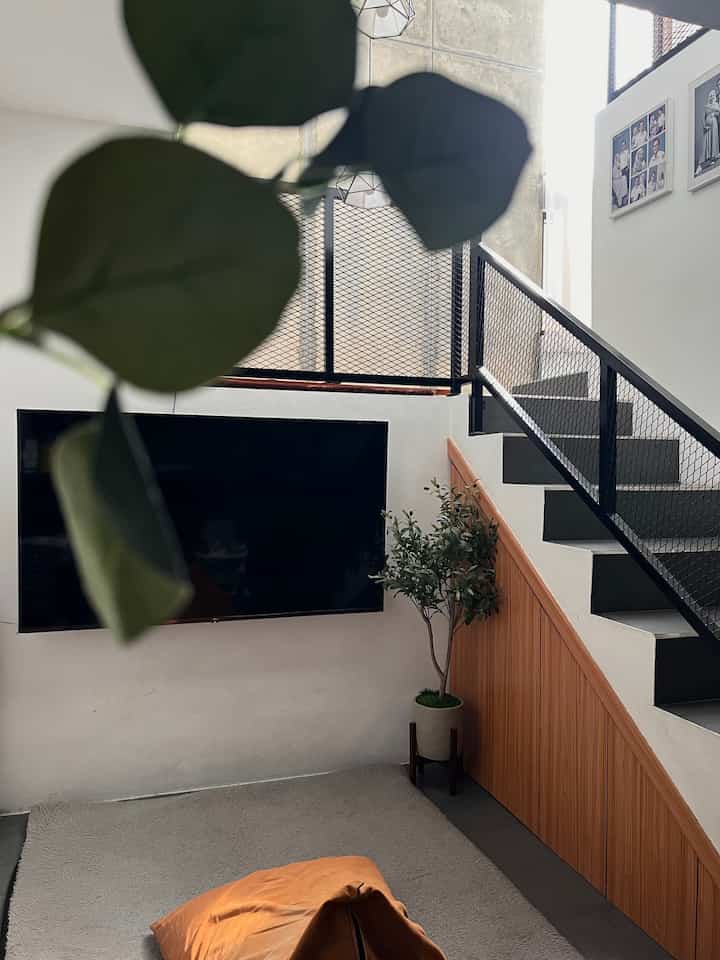 Home Is Where The Heart Is ✨

Ruangan favorit kami, ruangan dimana kami menghabiskan waktu bersama, ruangan dimana bisa ngobrol, makan, ngemil, nonton dan main bersama anak. Yep, di ruangan ini sengaja hanya ada karpet lesehan untuk bersantai dan agar menjadi lebih dekat satu sama lain. 

#KarpetRuangKeluarga 
#StorageMultifungsi
#RakBawahTangga
#RakPenyimpanan
#RakSudut
#SudutNyamanKeluarga
#RuangFavoritKeluarga