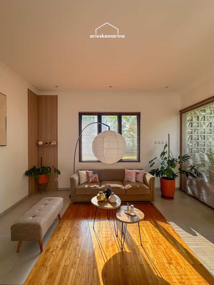 Guest room aka ruang tamu sebenarnya. Hanya saja berhubung jarang ada tamu, ruang ini menjadi ruang berjemur sekeluarga setiap weekend kita kongkow disini, ada yang main, ada yang bekerja, atau cuma sekedar ngopi2 sambil menikmati matahari pagi dan angin sepoi-sepoi. 

#sudutnyamankeluarga
#ruangfavoritkeluarga
#ruangtamu
#japandi
#scandinavian
#sunlight
#inspirasiruangtamu
#ruangtamuminimalis