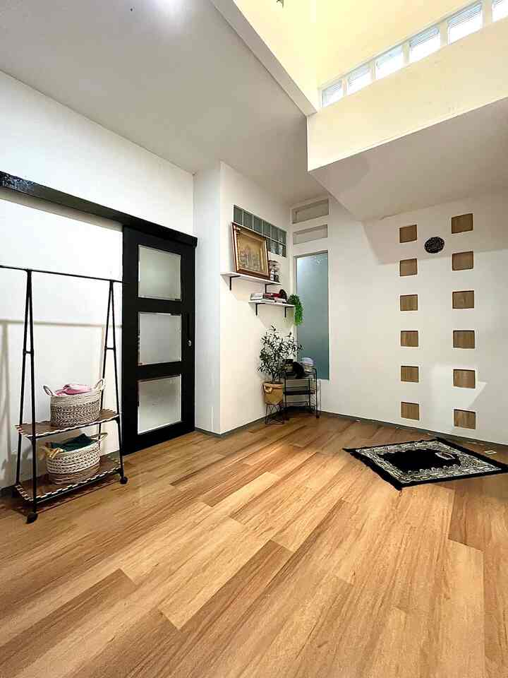 Mushola 🕌

Mushola sederhana ukuran 4.7 m x 3.5 m. Di mushola kami sengaja nenggunakan lantai vinyl untuk membedakan lantai ruangan lain dan mushola. Selain itu memakai vinyl lebih hangat dan nyaman.tidak banyak furniture yang digunakan, kami hanya memakai rak serbaguna plus keranjang eceng gondok untuk menyimpan mukena, sarung dan sejadah. Kami juga menggu akan rak tingkat untuk menyimoan kopeah. Alquran dan buku kami simpan di rak ambalan. Cat mushola sendiri menggunakan warna putih supaya lebih clean.

#mushola #rakserbaguna #lantaivinyl #catdinding #catkayu #inspirasinushola #inspirasirumah