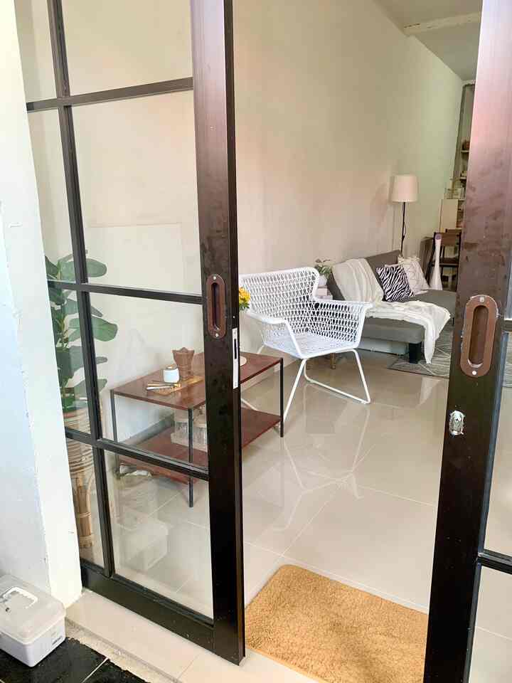 Hai tetangga Ohouse! Menciptakan rumah agar selalu nyaman dan penuh cinta pasti dambaan bagi setiap orang, aku menciptakan kenyamanan dirumah ini salah satunya dengan rutin mengganti suasana, rumah ini sangat sederhana dan space yang terbatas, untuk menambah mood dan semangat aku dan paksu rutin melakukan perubahan kecil dengan menggeser barang atau melakukan aktivitas berdua dirumah, tujuannya agar selalu ada kegiatan dan setiap kegiatan mendatangkan komunikasi, kami suka menata ruangan.

Bagi kami walau rumah kecil suasananyalah yang menjadi penentu nyaman tidaknya seseorang, makanya seperti ruang tamu ini kami rutin mengganti suasananya agar terasa fresh, entah menggeser sofa ke depan tv atau menambah karpet dll, dan ini juga salah satu yang bikin mood kami jadi naik, betah ada dirumah dan ga ada alasan untuk keluar rumah, hiburan kami adalah didalam rumah ini 🥰

#ruangtamuimpian #livingroom #ruangtamuku #ruanganestetik #ruangtamu #sofaminimalis #karpet #karpet #aesthetic #karpetcantik #kursiberlengan #kursisantai #sudutnyamankeluarga #ruangfavoritkeluarga #rumahkuSurgaku #rumahku #rumahminimis