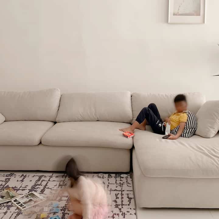 Home is where the heart is🤍
Bisa dibilang livingroom ini adalah tempat fav untuk kumpul keluarga kecilku..aku, suami dan dua anakku..ya nonton tv, main, makan, bercanda..sebagian besar waktu kami habiskan disini..di ruangan ini aku menaruh sofa besar yang nyaman dan empuk..kadang kami ketiduran diatas sofa ini..ruangan ini juga aman untuk anak karena tidak memiliki sudut tajam :) #SofaMinimalis #SudutNyamanKeluarga #RuangFavoritKeluarga #LivingRoom #Minimalist #aestheticdecor #kidsfriendly