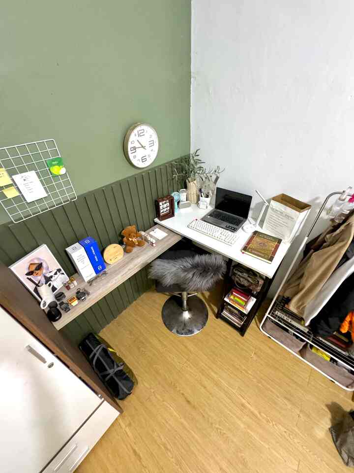 Hai tetangga Ohouse! Kenaliiiin, ini ruang kerja atau meja kerja aku bareng pak suami hehe ruang kerja/meja kerja ini tepatnya berada di sudut kamar bersebelahan lemari dan rak baju, aku suka sekali dengan penempatannya yang di sudut soalnya berdekatan dinding, kalau dekat dinding aku bisa pasang wallart atau hiasan lainnya yang bikin suasana kerja ini makin cantik. Untuk warna tembok aku masih tetap dengan warna hijau sage bawaan dari ruang tv, meja kerja ini adalah meja makan sebenarnya, aku gunain untuk meja kerja karena cocok aja sih menurutku, dan aku punya ambalan yang pas banget untuk dimasukkan kedalam besi meja, jadilah ala-ala DIY jadiin meja panjang disebelahnya, lumayanlah buat simpan printilan lainnya juga ☺️

#mejakerja #ruangkerja #mejabelajar #ruanganfavorit #DIYmeja #kursibar #kursiestetik #cattembok #catdindingkamar #kamar #sudutkamar #ambalan #meja #workspace #tempatkerja 