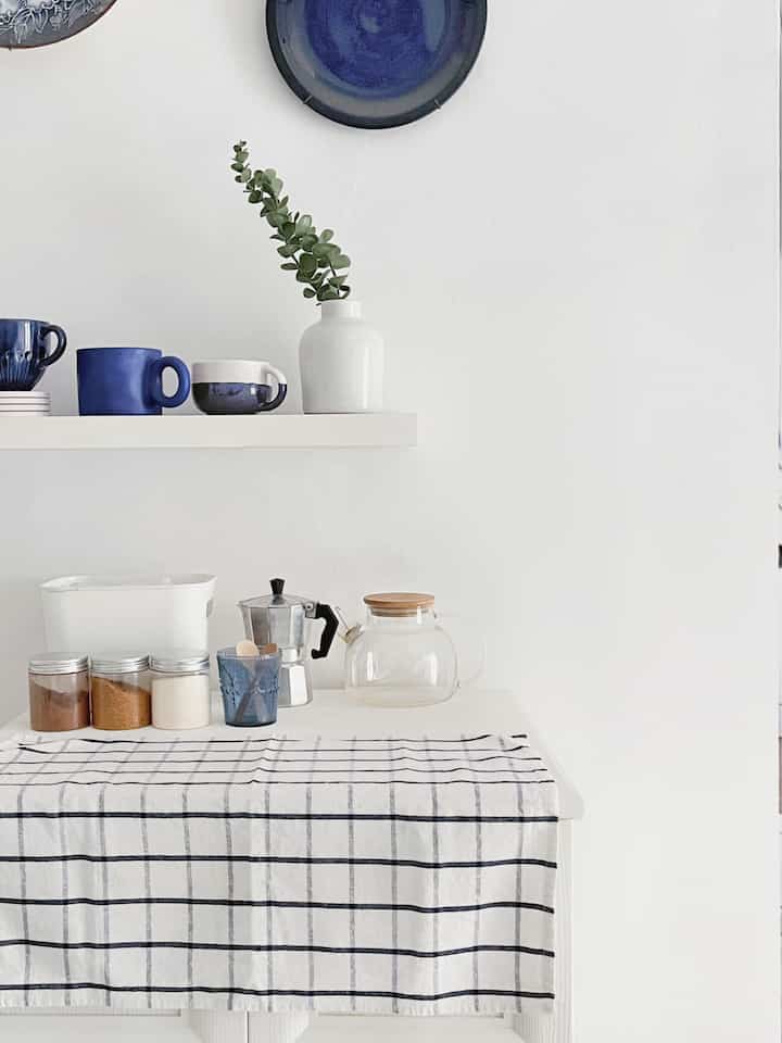 Memanfaatkan salah satu space untuk menjadi Coffee & Tea Corner. Menyeduh teh hangat, ataupun membuat segelas kopi dingin pakai gelas yang lucu2 itu salah satu healing tersendiri :) Siapa yang gitu juga? 

#homedecorativeitems
#coffeecorner
#scandinavian
#bandung
#rumahantik 
#DecorLowBudget
