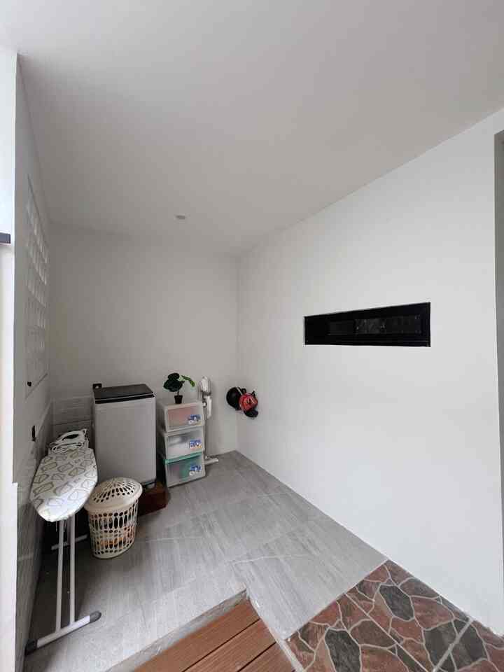 Ini adalah ruang laundry dan setrika baju. sementara ruangan ini begini dulu karena next akan kami makeover dengan desain lemari buat penyimpanan barang yang lebih rapi. lalu di bagian sisi dekat jendela, rencana akan menjadi tangga lantai dua nanti. gak sabar nih 😇 tapi mengingat renovasi pasti akan berantakan dan berdebu lagi, jadi kami maskh nikmati dulu rumah satu lantai ini.

#LaundryRoom
#RuangCuciSetrika
#LaundryRoomMinimalis
#WarnaCatRumah
#CatRumah
#Cat 