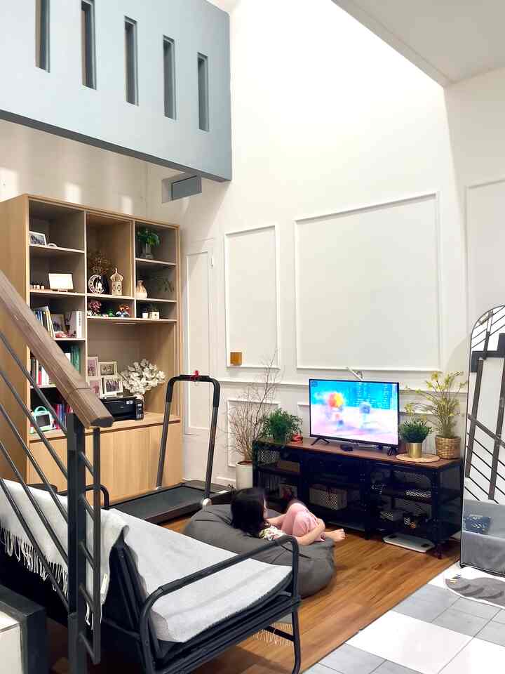 Home is where the heart is ~~ Family Room 🤎

Kami sekeluarga paling sering kumpul di ruang keluarga ini. Banyak sekali aktivitas yang bisa dilakukan disini. Favorit aku duduk di sofa bed sambil drakoran, anak-anak bermain game dan nonton cartoon. Selain itu kami bisa olahraga sambil nonton tv. Ruangan ini nyaman untuk berkumpul berbagi cerita dan bersantai bersama keluarga.

#SofaMinimalis #SofaBed #Wallmoulding  #wallart #kaligrafi #SudutNyamanKeluarga #RuangFavoritKeluarga

