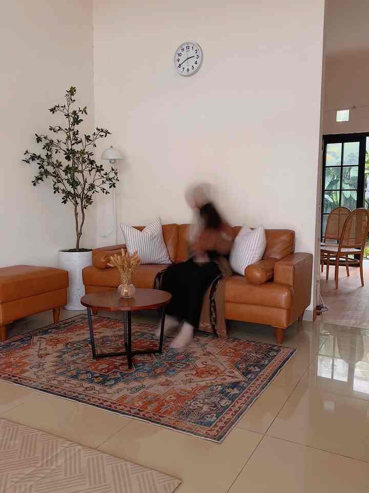 Home is Where the Heart is ♥️

Rumah menjadi tempat yang nyaman dan penuh kasih karena ada kehangatan keluarga di dalamnya. Di sini, di ruang keluarga ini biasanya kami sering berkumpul untuk bercerita, saling bercengkrama, dan bermain bersama.
Di sini juga aku letakkan mainan anak agar anakku leluasa bermain. Untuk itu aku pilih furniture yang aman seperti sudut-sudut lengkung dan tidak tajam, juga matras yang empuk serta karpet anti slip.

#CatDalamRumah #FurnitureRamahAnak #MatrasAnak #RuangKeluarga #SudutNyamanKeluarga #RuangFavoritKeluarga

