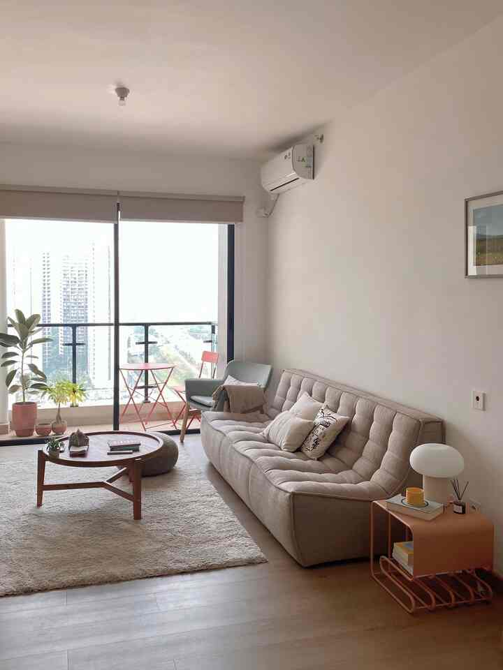 Bahkan di apartemen saya yang kecil, saya merasa bahwa momen bersama teman dan keluargalah yang benar-benar membuat saya merasa seperti di rumah. Kami senang berkumpul di ruang makan dan ruang keluarga, baik bersantai di sofa atau duduk di lantai untuk suasana yang lebih santai. Kami menikmati makanan bersama, baik yang saya masak atau makanan yang kami pesan. Agar terasa lebih nyaman, saya selalu menyalakan lilin atau menyalakan diffuser untuk memenuhi ruangan dengan aroma yang hangat dan mengundang. Hal-hal kecil inilah yang membuat waktu yang dihabiskan di sini begitu istimewa 🥺🫶🏻 #SudutNyamanKeluarga #RuangFavoritKeluarga #karpetruangtamu #flooringspc #lantaispc #sofamodular #coffeetable #sofaruangtamu #sofatunggal #mejaruangtamu #dekorasiapartemen #apartemenkecil 