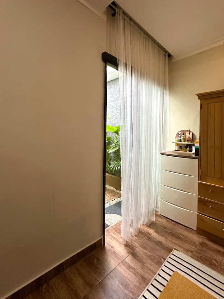Home is where the heart is 🤎

Kamar adalah tempat favorit kami dirumah. Selain untuk beristirahat, kamar adalah tempat yang paling nyaman untuk menenangkan diri.

Inilah view dari dalam kamar utama. Kami sengaja menggunakan pintu sliding kaca yang menghadap langsung ke area taman kering. Tanaman hijau, cahaya dari skylight dan rintik hujan adalah pemandangan yang ikut kami nikmati dari dalam kamar.

Gak perlu jauh jauh, ternyata healing di kamar lebih menyenangkan. Rasanya seperti sedang staycation di Villa, sangat nyaman 🫶🏻✨

#kamarminimalis
#tamankering
#skylight
#slidingdoor
#pintukaca
#deckingkayu
#tamankecil
#SudutNyamanKeluarga
#RuangFavoritKeluarga
