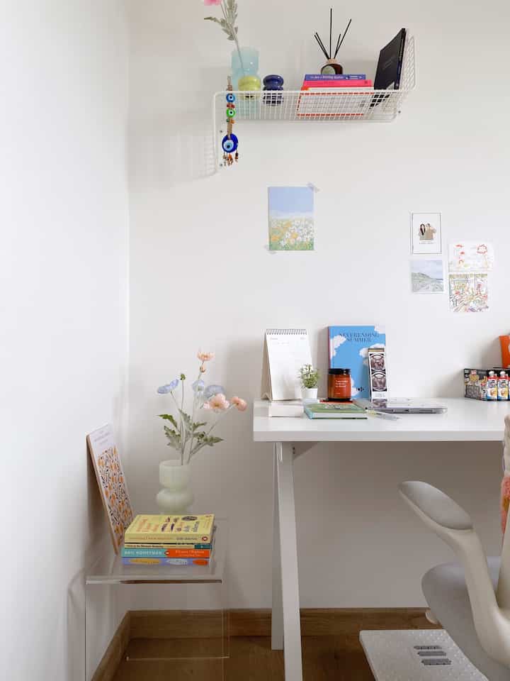 Yuk hias meja samping bersamaku!

Berikut ini beberapa kiat sederhana untuk menghias meja sampingmu:

- Penempatan: Letakkan meja samping di samping sofa agar mudah diakses untuk membaca, minum, menaruh gelas, atau kotak tisu. Kamu juga bisa menaruhnya di samping tempat tidur agar barang-barang tetap rapi atau menggunakannya sebagai meja kerja tambahan.

- Ide Dekorasi: Berkreasilah dengan dekorasi! Kamu bisa menambahkan buku, lampu hias, lilin, penyebar aroma, patung, pernak-pernik, atau bahkan kotak tisu. Jadikan fungsional dan bergaya di saat yang bersamaan!

#SideTableStyling #HomeDecorTips #ApartmentDecor #DekorasiApartemen #Dekorasiruangbelajar #mejasamping #dekorasikamartidur #mejasampingkayu #mejasampingakrilik #mejaakrilik