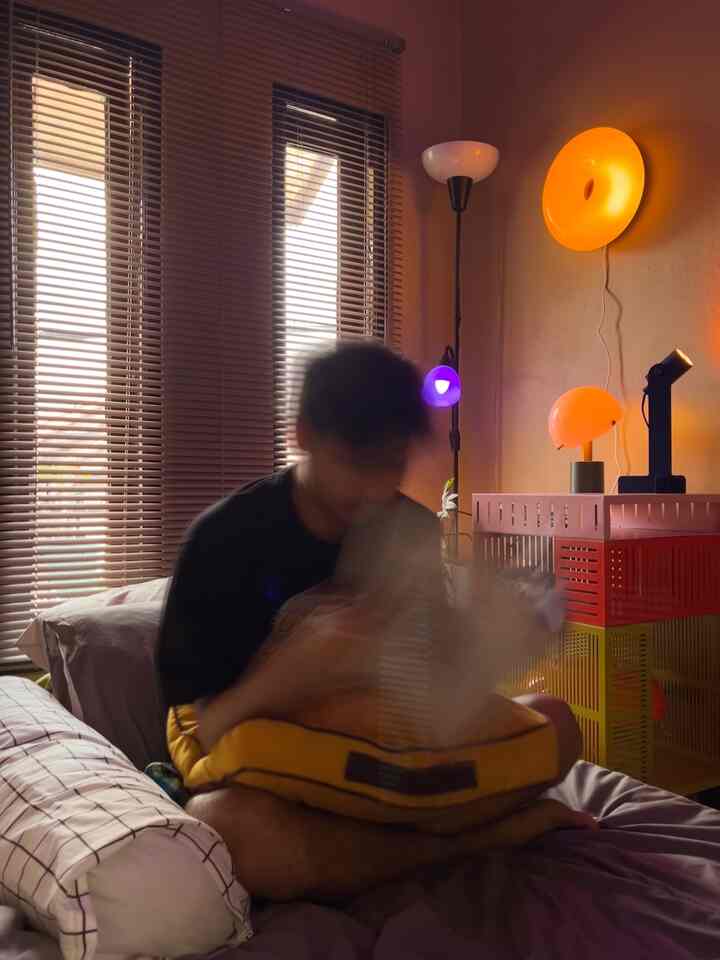 Terkadang, kamar bukan hanya sekedar tempat beristirahat, tapi juga ruang di mana kita bisa merasa paling nyaman, tenang, dan menjadi diri sendiri. Definisi kamar bisa bervariasi bagi setiap orang, tapi bagi saya, ini adalah ruang yang penuh kehangatan, cahaya lembut, dan momen-momen kecil yang berharga. 🫶🏻❤️🙌🏻

#WarnaCatRumah
#CatKamarMinimalis
#WarnaCatKamar
#SudutNyamanKeluarga
#RuangFavoritKeluarga
#CozyCorner