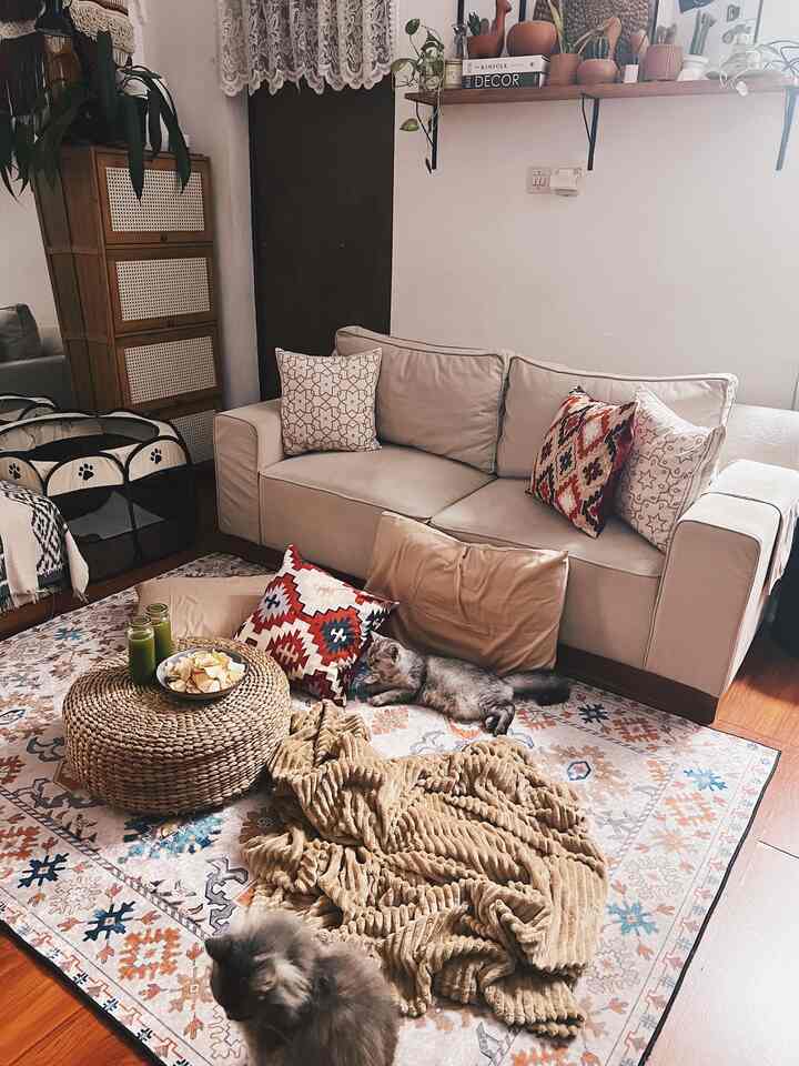Halo Tetangga Kimkim 👋🏻

Yang membuat rumah terasa nyaman adalah suasana yang tenang & hangat.
Biasanya living room menjadi tempat paling favorit untuk saya dan pak suami untuk berkumpul.
Karena di rumah hanya ada kami berdua, jadi mungkin rumah kami belum rterlalu amah anak-anak.
Tapi sejak awal kami memilih furnitur yang ujung sudutnya tidak lancip dan sofa kami pun juga dilapis busa tebal, jadi aman dari benturan.
Hampir semua aktivitas dirumah dilakukan di living room
karena juga open space, jadi kalau salah satu diantara kami ada yg di dapur atau di meja makan, masih tetap terhubung & bercengrama.

#KapLampuRotan
#LantaiSPC
#SofaSudut
#KarpetEstetik
#MejaKayuJati
#WallPanel
#GordenBlackOut
#BantalanAyaman 
#SudutNyamanKeluarga
#RuangFavoritKeluarga