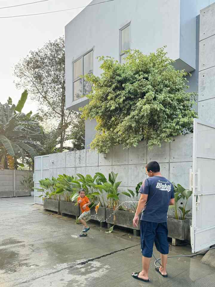 Home is Where the Heart is..

bagi kami, rumah adalah tempat dimana orang-orang tersayang berkumpul, bercerita dan membuat memori.

rumah yang penuh cahaya matahari, udara segar, nyaman adalah prioritas kami. karena di rumah yang sehat, disitulah tumbuh anak-anak yang sehat. 

#sudutnyamankeluarga #ruangfavoritkeluarga #fasad #innercourt #livingroom #industrial #tropical #japandi #sofaminimalis #tamanrumah #semenekspos