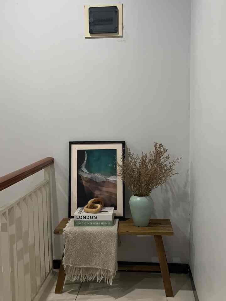 
Small Corner ✨

Ruang kecil yang berada di lantai 2 sebut saja small corner, agar area tidak terlihat kosong kami decor simple dengan menempatkan bangku kayu jati, vase bunga berwarna biru telor asin, blanket dan frame plus wooden.  

#Corner
#SmallCorner
#Homedesign
#Homestyling
#Decorlowbudget
#Rumahdeveloper
