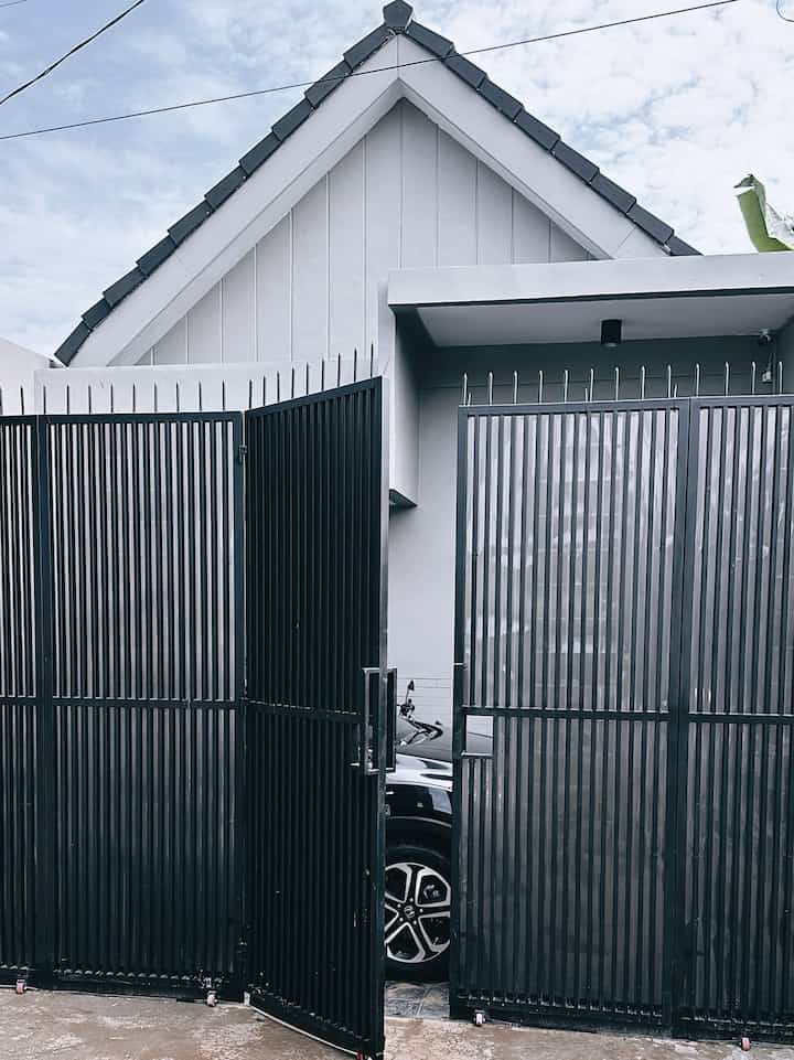 Rumah adalah tempat di mana kami bisa mengekspresikan diri setelah beraktivitas di luar. Kenyamanan rumah tercipta ketika setiap sudutnya berfungsi dengan baik dan menceritakan kisah yang membuat kami merasa nyaman. Setiap sudut menjadi favorit karena kami menciptakan suasana yang sesuai dengan fungsinya.
Kami selalu berkumpul dan berbagi cerita di meja makan, kamar tidur, dan ruang keluarga. Betapa nyamannya ketika kita memahami fungsi dari rumah yang kita tinggali.
#sudutnyamankeluarga
#ruangfavoritkeluarga
#HomeSweetHome #CozyLiving #FunctionalSpaces #FamilyTime #InteriorDesign #HomeDecor #ComfortZone #LivingRoomVibes #DiningRoomStories #BedroomBliss