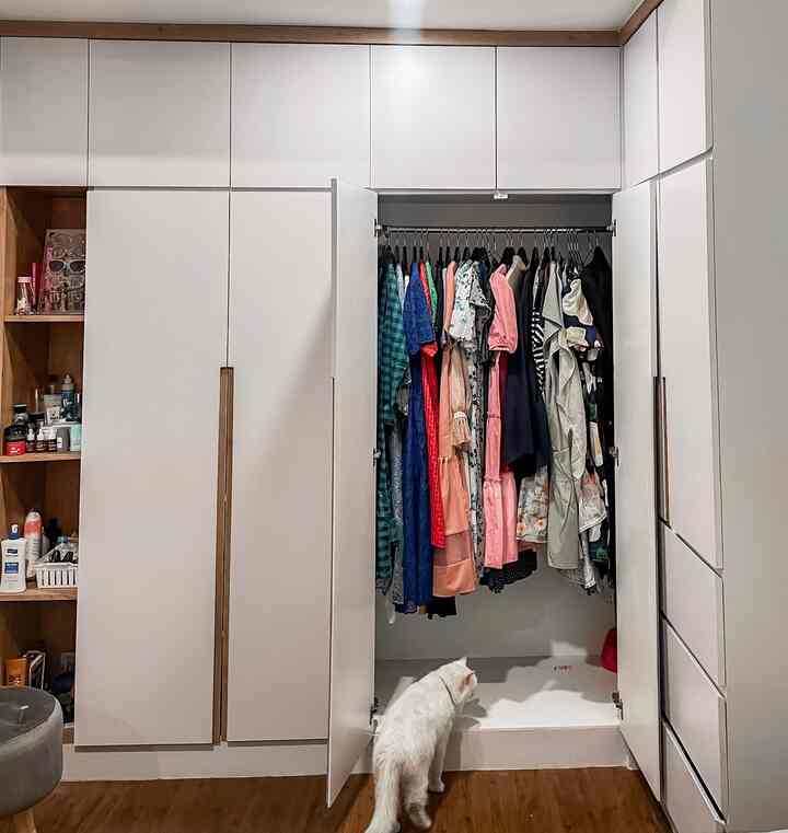 Ini adalah wujud #wardrobe atau lemari #customfurniture di diemdibumi dan juga beberapa gambaran area #kamartidur. Untuk tv, agar menghemat space kami menggunakan rak tempel. Pada #sudutruangan, kami memanfaatnya dengan menaruh kaca sehingga bisa bermanfaat dan juga membuat kamar terkesan luas
#inspirasikamartidur #bedroom #sagegreen #kamartidurutama #homedecor 