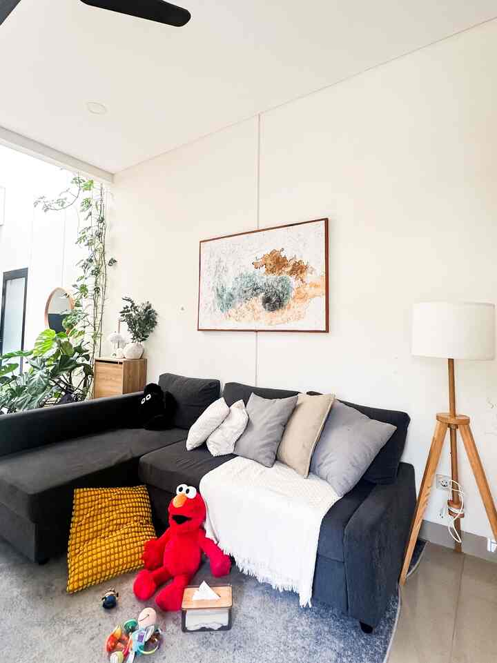 Hai tetangga 
Kalau ditanya dimana kehangatan tercipta? Disini, di ruang living room kami. Tempat dimana kami sekeluarga biasanya berkumpul bercengkrama, bercerita dan berbagi tawa. Maka casaaksadaru menciptakan ruang ini jadi lebih berwarna karena kehadiran anak2 kami. Hangat dan ceria. Bagaimana kalian? 

Malam semua 🫶🏻



#SudutNyamanKeluarga #RuangFavoritKeluarga #Bantalsofa #TempatTisuestetik #Cattembokwarm #SelimutHangat 