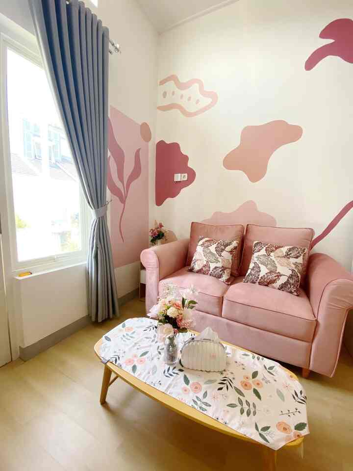 Ruang tamu kesayangan kami.
Semenjak punya rumah ini, aku suka sekali menghias rumah ini menggunakan bunga artifical.
Ternyata ga melulu ya mendekor rumah harus dengan item-item yang mahal.

#ruangfavorit #rumahpinkymama #livingroom #ruangkeluargapink #ideruangkeluarga