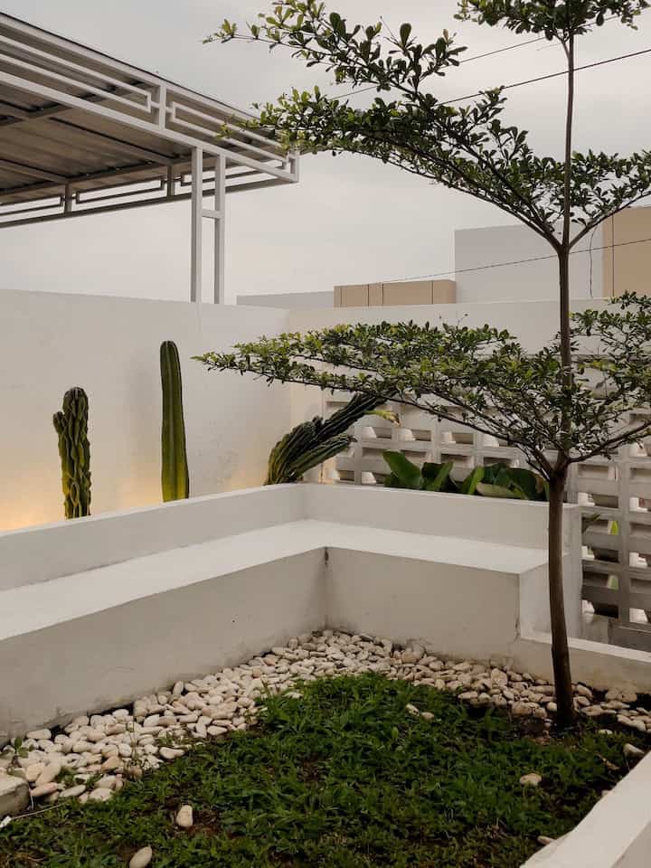 This garden is the perfect place for families to chat in the evening. Under the shade of a simple roof and towering greenery, the atmosphere feels warm and cozy. When the sky starts to darken, the lights installed in the garden create a calm and pleasant atmosphere. The sound of light conversation mixed with the gentle breeze, creating an unforgettable moment with loved ones.

#minimalistgarden
#woodenfloor
#homegarden
#gardeninspiration
#familytime
#gardenvibes
#eveningchats
#homedecor
#gardendecoration
#cozyevening
#outdoorspace