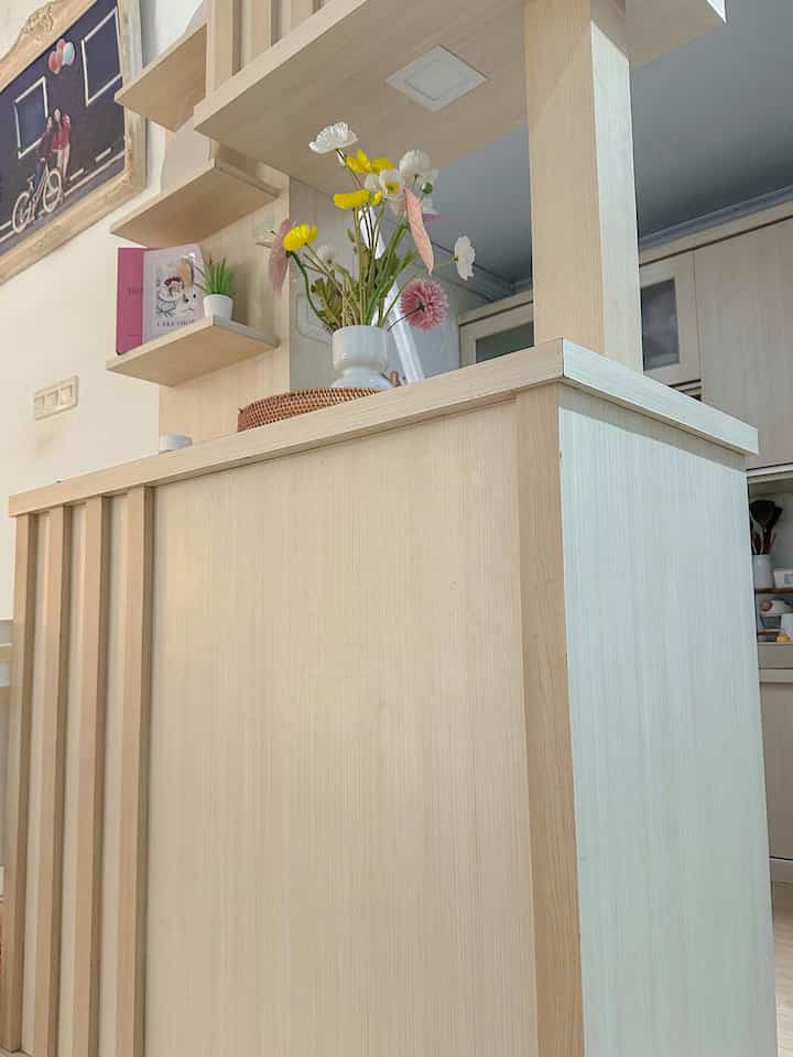 Mini bar kecil yang kita letakan di area dapur ini tujuannya adalah sebagai penyekat untuk dapur agar tidak terlihat berantakan🤣pemilihan warna hpl yang terang bertujuan agar ruangan tidak terlihat sempit🤎 #minibar #dapur #hpl #minimalis #estetik #dekorasidapur #HomeDecorTips #MejaDapur