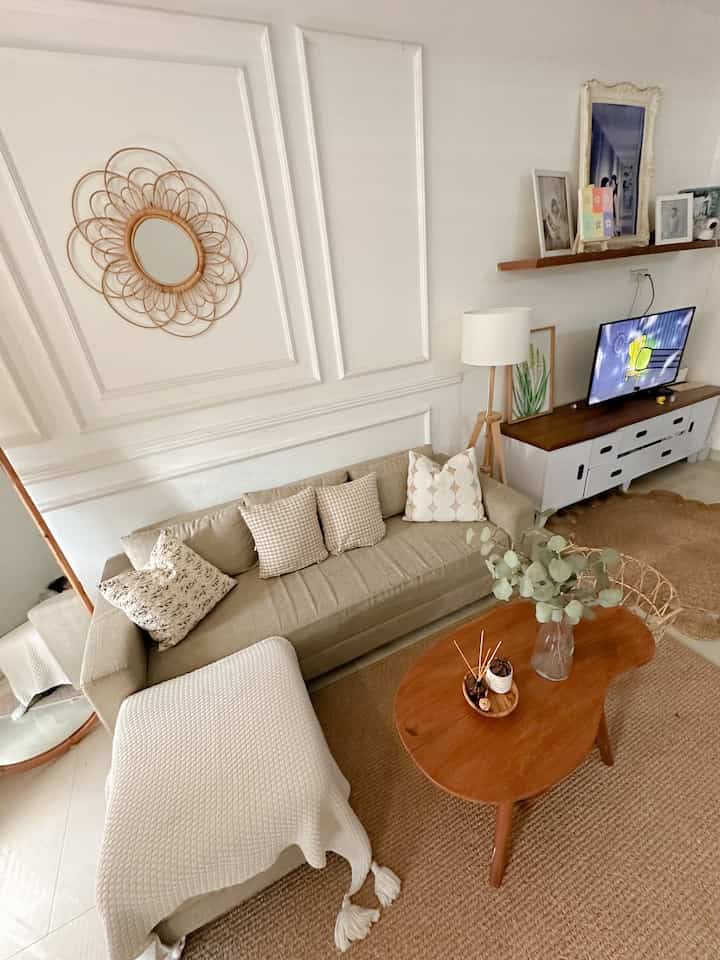 Salah satu spot favorit keluarga karena ruang tamu kami tanpa sekat dan menyatu dengan ruang tv disini tempat kami sering menghabiskan waktu🤎 #SofaMinimalis #Mejajati #KarpetEstetik #WallMoulding #HomeDecorTips #SudutNyamanKeluarga #RuangFavoritKeluarga