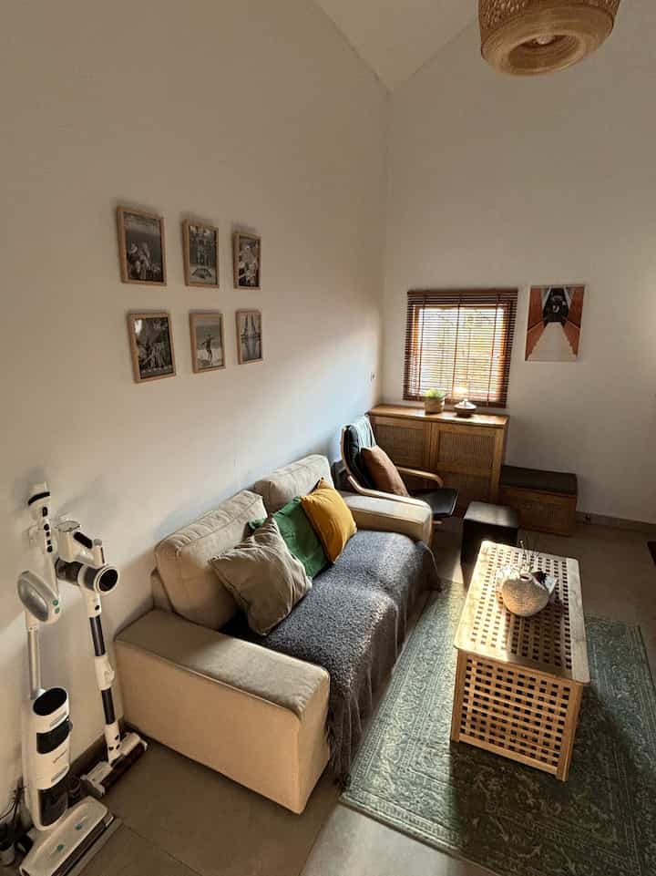 Sudut ternyaman dan paling sering dipakai untuk kumpul keluarga yaitu livingroom, living room ini selain menjadi ruang keluarga sekaligus menjadi ruang tamu. karna rumah kita minimalist jadi ruangan ini memiliki dua fungsi, tapi tetap tempat ternyaman dirumah ini. 

#SudutNyamanKeluarga #RuangFavoriteKeluarga #Mejatvkayujati #raksepatukayu #catlivingroom #livingroom #livingroomideas #sofakivikikea #sofalivingroom #lampugantung #lampugantungbambu 