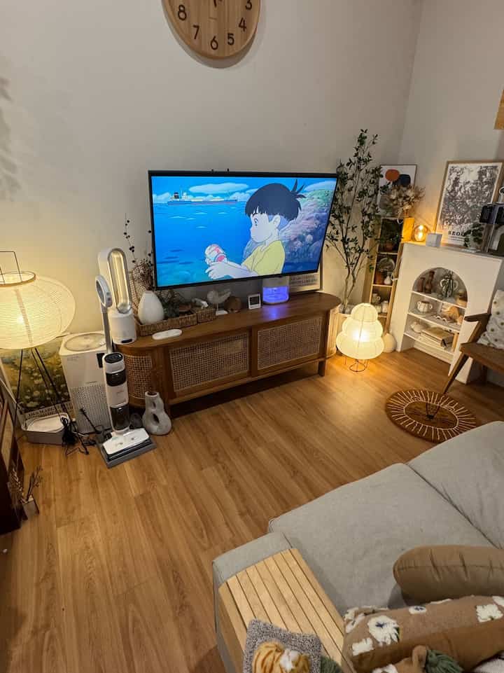 Tempat menghabiskan waktu dirumah, sekalian nonton tv sekalian makan🤣

 #SudutNyamanKeluarga
 #RuangFavoritKeluarga #kylehome #sofaminimalis #sofakain 