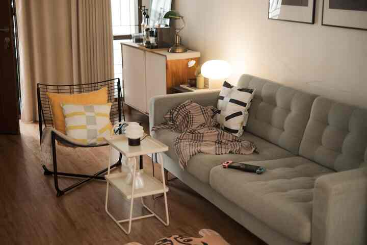 Pernah ga sih kamu merasa cape banget setelah aktivitas di luar? Rasanya pengen cepet pulang ke rumah. Dan waktu udah sampai rumah, liat living room yang rapi, dan rumah yang homey, rasanya semua cape ilang gitu aja. Duduk santai, menikmati moment, sambil main game, atau ngobrol sama pasangan. Di Casatela, living room jadi ruangan yang utama buat kami menghabiskan banyak waktu berdua. Kalau kamu gimana?😊

#SudutNyamanKeluarga #RuangFavoritKeluarga #LivingRoom #SofaMinimalis #WiredChair 