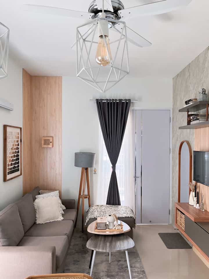 Ruang keluarga yang terkonsep open space menyatu dengan dapur ini adalah tempat yang paling banyak disinggahi dirumah selain kamar tidur untuk istirahat. Di ruangan ini seluruh kegiatan terpusat, dari sekadar rebahan sambil nonton tv atau bercengkarama dengan pasangan. Hingga jadi spot ootd ibu pas lagi produksi konten affilate fashion. 🤎

#SudutNyamanKeluarga #RuangFavoritKeluarga #WPCPanel #MarmerUPVC #SofaLetterL #KarpetRug #FloorLamp #StandingMirror