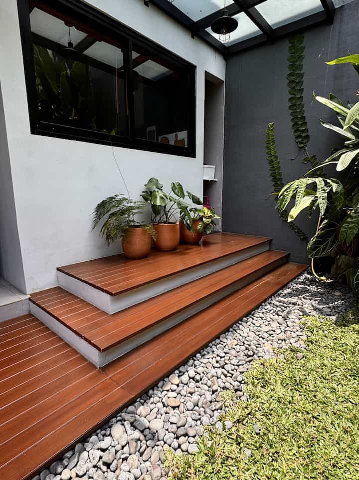 Tera dipakai step naik ke atas fungsinya untuk duduk duduk sambil ngupi ataupun ngumpul2

Sengaja iyaa agar tidak flat dr depan 

#bumitimi #conwood #terasconwood #inspirasiteras #terasalakayu #deckingkayu #deckingconwood #terasimpian