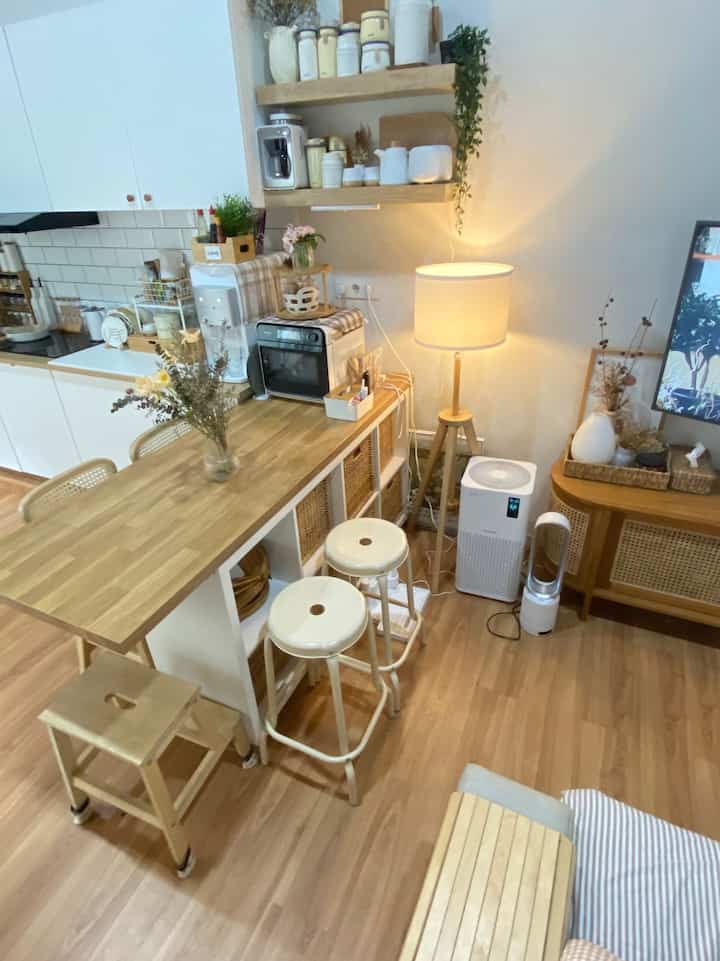 Dapur yang sering banget berantakan, soalnya suka masak cemilan🤣


#kylehome #dapurikea #dapur #rumahdeveloper #rumahdengankucing #homedecor #ikeakitchen