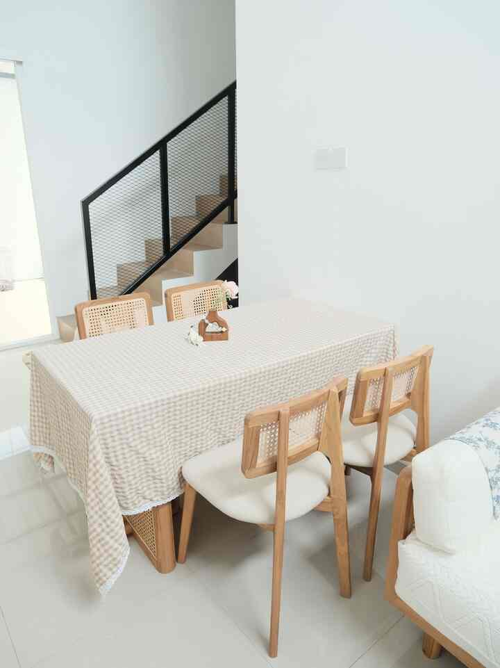 Tempat ternyaman di Damaruma adalah ruangan open space di lantai satu. Disini kami banyak menghabiskan waktu bersama, selain di home office untuk bekerja. 
Luaa tanah di Damaruma kecil, sehingga kami membuat open space supaya nyaman bagi penghuninya, tidak terasa sesak dan sirkulasi udaranya aman
Di open space ini terdapat kitchen, dining room dan living room yang sering kita gunakan untuk bersantai, baik menonton tv, game dan bercengkrama 🤍

#KitchenSetMinimalis #SofaMinimalis #DiningRoomMinimalisJati #SudutNyamanKeluarga #RuangFavoritKeluarga