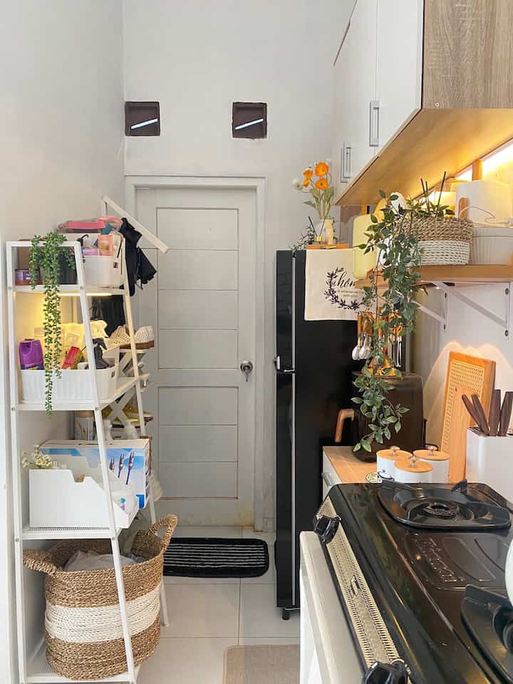 Service Area di Rumah Mungil 💕

Inilah area tempat kami menaruh barang barang seperti laundry basket, perintilan laundry, botol pembersih, dll

Ya, karena sering dipakai susah juga ya kalau ditaruh di area yg tertutup jadi kami memilih untuk menaruh 1 rak untuk tempat menaruh barang barang yg dipakai harian

Gak besar tentunya karena areanya pun sangat terbatas

#raksudut
#servicearea
#storageanyaman
#laundrybasket
#idestorage
#raksusunminimalis