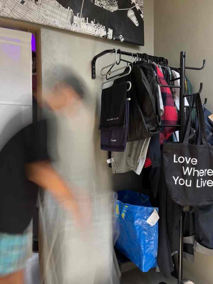 Koridor tangga dimanfaatkan sebagai tempat gantungan baju dan area laundry bag. Ruangan ini menggunakan material granit dari Infinity yang memberikan kesan elegan dan modern 🙌🏻✨

#MaterialGranite
#KramikKamar
#CatKamar
#KoridorTangga
#LanudryRoom
#GantunganBaju