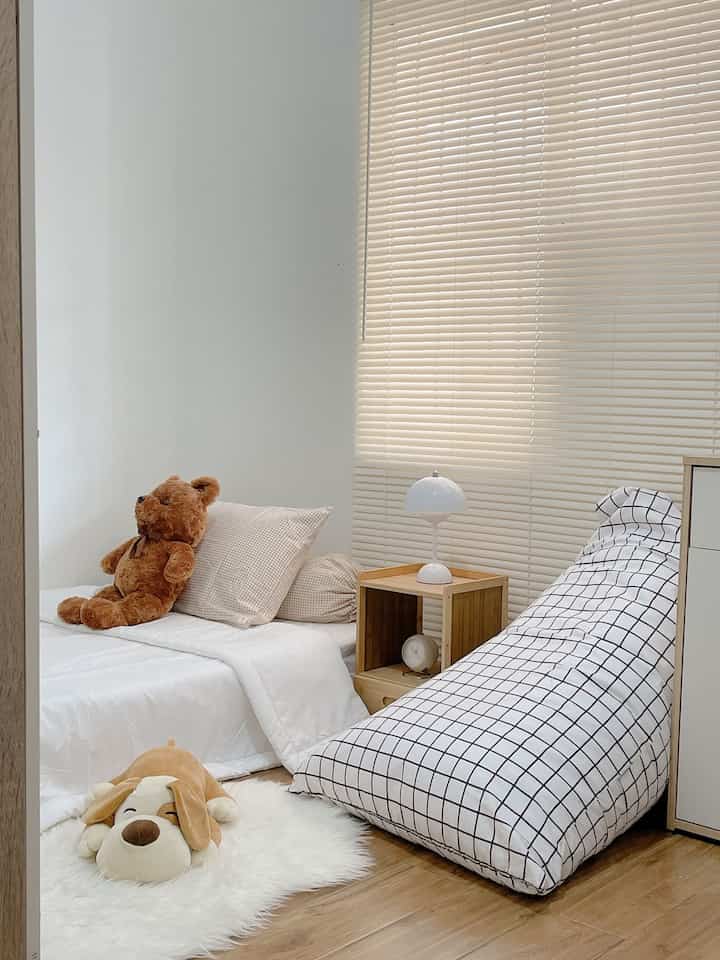 Sudut nyaman keluarga 
Salah satu space sudut nyaman keluarga adalah kamar,kali ini tentang kamar anak aku menata sedemikian mungkin walau minimalis tapi bikin anak nyaman tidur dikamarnya.
Untuk kasurnya aku bikin lesehan biar lebih savety aku menggunakan bean bag juga biar anak2 bisa duduk2 santai sambil baca buku untuk pemilihan warna cat aku pilih warna sky light biar lebih terang dan lebih fleksibel,untuk furniture bernuansa wood & white.
Kadang dikamar ini dengan anak2 bisa berkumpul bercerita bersama. 

#sudutnyamankeluarga
#ruangfavoritekeluarga
#warnacatrumah
#kamaranak
#koreanhouse
#minimalis 