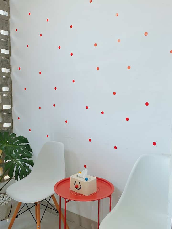 Ooh!! 🔴⚪️

Mari kita lihat setiap sudut rumah Nara

sudut rumah selalu diberi aksen warna baik merah maupun kuning, selain memberikan efek warna warni setiap sudut rumah mempunyai efek tersendiri selamat berakhir pekan 🌝🫶🏻

#sudut rumah
#narahous 
#cat minimalis
#aksenrumah
#bauhaus 
#wallpaaperumah