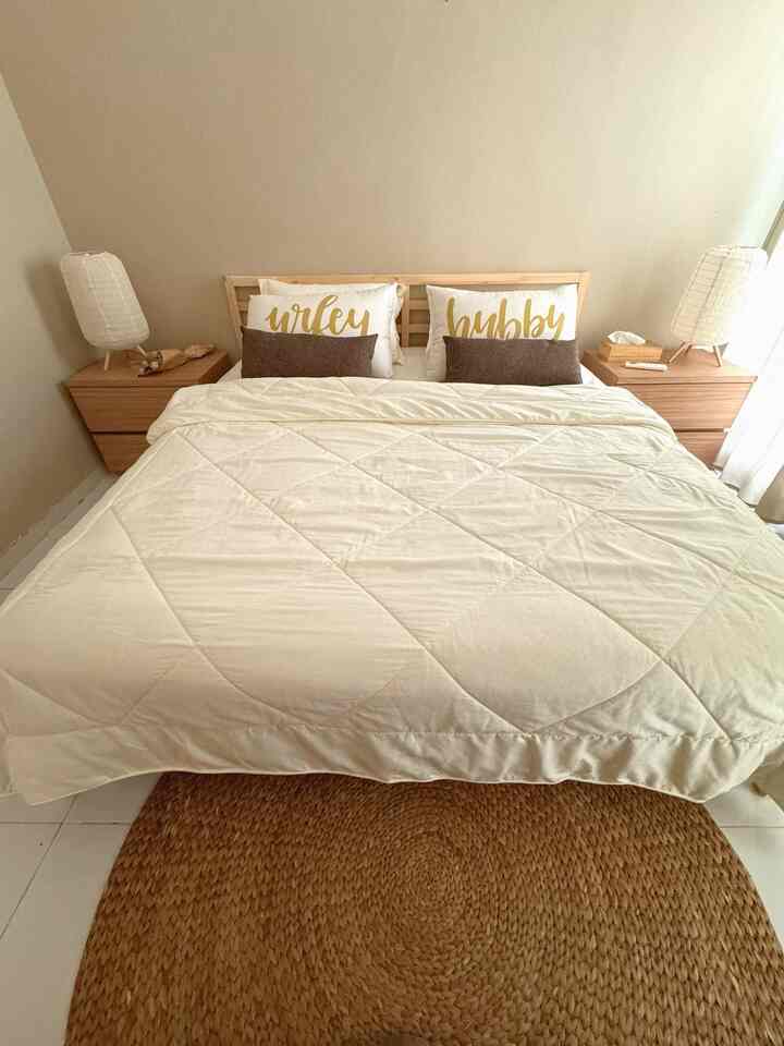 Kesan sederhana dan hangat adalah pilihan suasana dalam kamar tidur kami, untuk mendukung tema hangat diruang tidur kami memilih furniture berbahan kayu dan asesories lain yang berwarna senada, juga cat tembok kami pakai warna earth tone, agar makin terkesan hangat dan nyaman.

furniture yang kami pakai ada yang kami beli di ikea ada juga yang custom dari vendor adapula yang kami beli di beberapa offline store, semua sudah kami masukkan di product tag ya kakak semua, yuk samaan 😊

#DipanIkea #KarpetEncengGondok #CatTembokJotun #BedcoverSetPutih #SamsungLedTV #LampuInforma #VasIkea #Bedroom #BedroomStyling #MakeOverKamarTidur