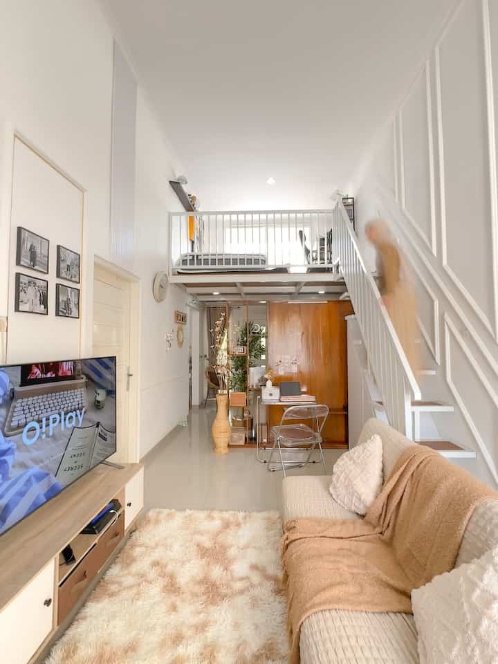 • Family Room; Our Favorite Room • 

Why??? Yess! Karena di sini aku sebut adalah ruangan serba ada, disini adalah area nonton tv, untuk nonton film, karaokean atau main PS dan terdapat juga area aku bekerja/ atau sekedar menikmati musik. 

Selain itu saat aku berada di ruang keluarga, suami lagi kerja di lantai mezzanine pun, kami tetap bisa ngobrol karena posisinya terbuka😆✨

Karena bisa melakukan banyak kegiatan dan sering digunakan untuk berkumpul maka kami happy banget kalo di ruangan ini. 

Selain itu dengan adanya karpet empuk dan sofa nyaman serta udara dan sinar matahari yang melimpah, membuat kami makin nyaman quality time di ruangan ini 🤗

#sofaminimalis #karpetminimalis #lemaritvminimalis #catrumahminimalis #kursilipat #throwblanket #partisiminimalis #coversofa #coverbantalsofa #SudutNyamanKeluarga
#RuangFavoritKeluarga