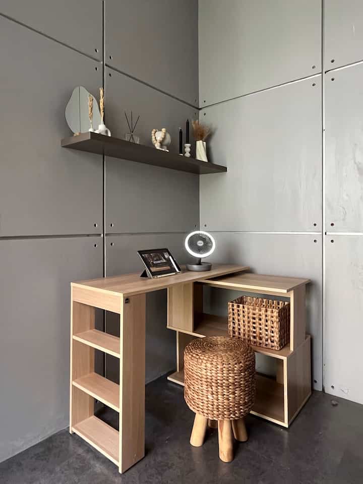 Meja kerja mungil nan sederhana tempat ibu ngedit konten O! House sambil ditemani semilir dari kipas angin portable! Hoho. Dindominasi warna wood & grey ruangan ini memiliki tema industrial yang masih cukup pekat dibanding ruangan lainnya. 🩶

#ruangkerja #mejakerja #mejakerjaergonomis #stoolseagrass #kipasanginportable #vinylsemenexposed