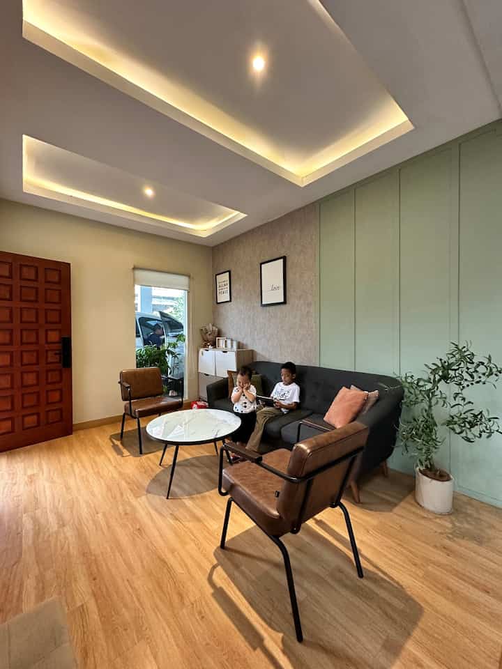 Rumah adalah tempat berkumpul nya keluarga untuk bercengkrama, beristirahat.  Jadi kami usahakan untuk menciptakan suasana rumah yg nyaman, agar penghuni rumah betah dirumah.

Karena ruang tamu adalah area yang pertama di jumpai saat masuk rumah, jadi area ini harus dibuat nyaman agar saat masuk rumah mood nya naik ☺️.

Kami menciptakan area ruang tamu yg nyaman dengan menggunakan SPC pada lantai, artificial olive plant, lampu downlight dan ledstrip dengan pilihan warna warm white. 

#sudutnyamankeluarga #ruangfavoritkeluarga #wallbaten #lantaispc #rumahminimalis #rumahindustrial #minimalis