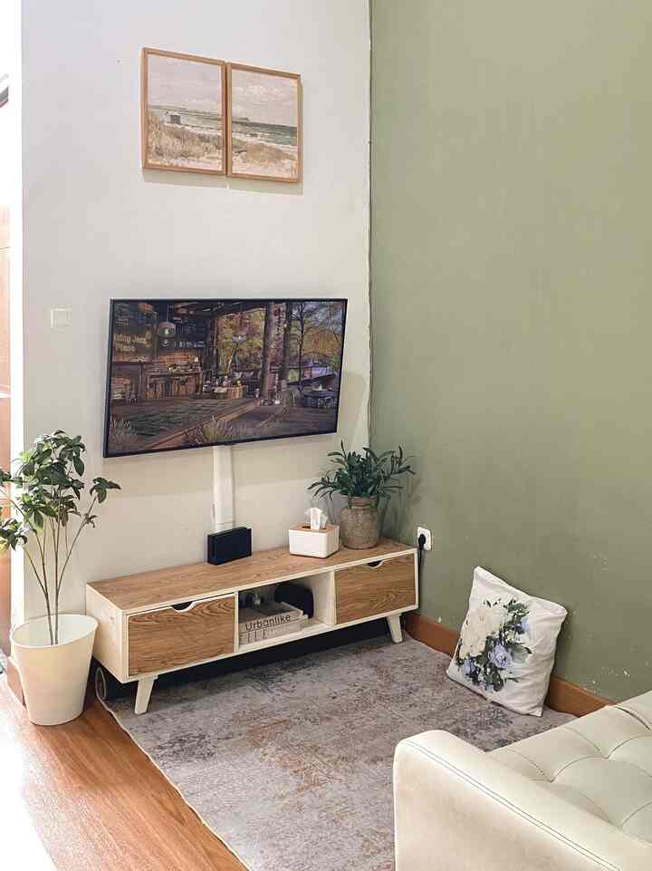 Sudut ternyaman dirumah 🌼

Salah satu ruangan favorit untuk keluarga yaitu di ruang tv ini, kenapa ? Karena disini biasanya lebih hangat dan juga lebih leluasa. Sambil menonton tv bisa sambil melihat anak2 main ataupun bercengkrama. 🫶🏻

#mejatv #walldecor #karpetabstrak #sarungbantal #SudutNyamanKeluarga #RuangFavoritKeluarga