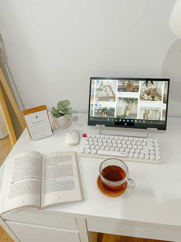 Sunday morning, time to relax for a while, read a book and brew tea in this corner. 

Happy weekend all? What's your weekend agenda? 

#sudutnyamankeluarga #weekendvibe #deskgram #setupdesk #mejakerja #mejakerjaminimalis
