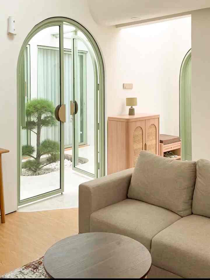 @zenhouse.id emang rumah bertumbuh. Awal kami menempati rumah ini, hanya ada cemara udang sebagai tanaman hijau yang ada di innercourt kami.

Btw untuk proses penanamannya ada beberapa lapis ya keluarga @zenhouse.id.
Diawali dengan media tanam, lalu dilapisi paranet, batu malang, baru kemudian batu italy. Sebenernya kemarin mamaca pengennya batu italynya yang kecil-kecil biar lebih estetik. Tapi dari kontraktor beliinya yang size agak besar, yaudah deh gapapa. Coba dipasang dulu sambil jalan ntr kita utak atik lagi🥰🤗

Abis itu, taman depan lagi mulai kami tanamin Calathea Lutea atau pisang-pisangan. Awalnya sih galau mau Calathe atau kaktus. Cuma udah beberapa bulan ini hunting kaktus belum nemuin yang klik, jd sementara kita tanamin dulu Calathea ya🥰

Selain itu, kemarin abis acara Flona 2024, papaky juga sempat beli beberapa “anak-anak” yaitu bunga lily, lavender, dan daun mint. Udah lebih dari sebulan semua tumbuh dengan baik asikkk🙌🏻

Lalu ada juga kaktus mini yang menambah apik dekorasi rumah kami hihi

Yaa memang so far kami masih cari hijau-hijauan yang cocok buat rumah kami. Gak terburu-buru tapi kalo ada yang cocok hayuk aja kita angkut buat jadi bagian dari keluarga @zenhouse.id😍😘

Kalo kamu, gmn cerita dalam menambahkan elemen tumbuhan di rumah kamu?

Yuk share cerita kamu🏡

#tamanrumah #innercourt #tanamanhijau #tumbuhanhias #rumahhijau #calathealutea #kaktusmini #bunga #bungalily #bungalavender #daunmint #homeinspo #homedecor