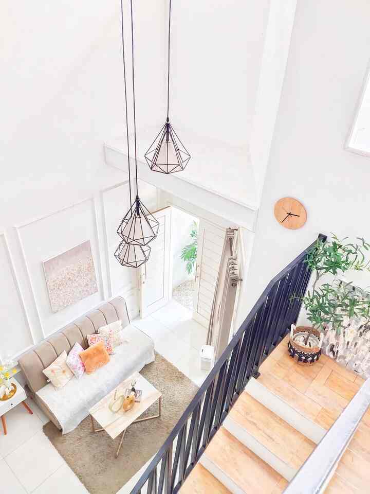 ✨ Mezzanine ✨

Aku memilih membangun rumah mezzanine supaya rumah ini terlihat lebih luas dengan ukuran tanah yang hanya 5mx14m
Dengan plafon yang tinggi, diharapkan sirkulasi udara dan cahaya akan lebih bagus.
Balkon di dalam rumah memungkinkan kami mudah berkomunikasi jika ada anggota keluarga di lantai 2, malah kadang kami oper-operan barang tanpa menaiki tangga, tinggal lempar ke atas atau menjatuhkan ke bawah, ehehehe.
Tapi dengan rumah mezzanine seperti ini, satu hal yang sangat sulit kami lakukan adalah ketika mau ganti model lampu gantung, pasti harus memakai scafolding, untungnya kami belum bosan dengan lampu gantung hitam ini 😅

#Mezzanine
#Mezzaninehome
#OpenSpace
#OpenPlan
#Lampugantung
#CatRumah
#dekorasiruangtamu 
#TanggaMinimalis