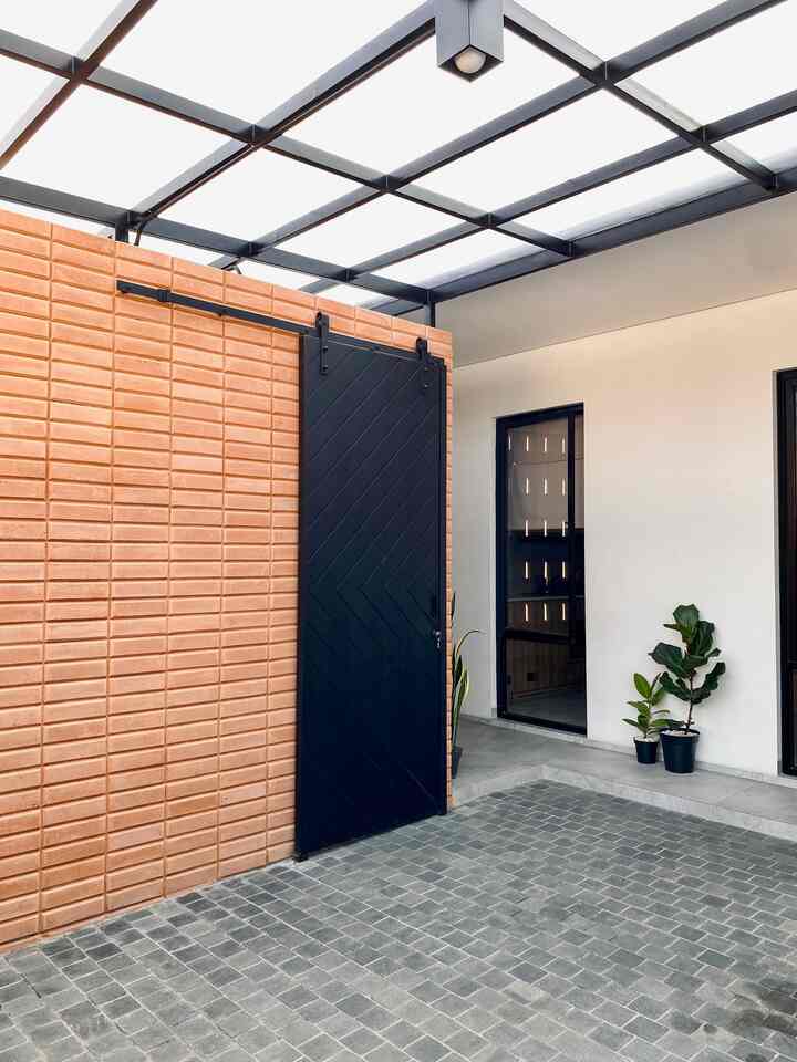 4 Jenis Pintu di home.izyu ✨

1. Untuk service room, kami menggunakan jenis pintu geser dengan pertimbangan agar tidak memakan space ketika membuka pintu.
Dipilih lah material kayu kamper samarinda dengan motif tali air yang simeteris ke samping dan di cat berwarna hitam, agar kontras dengan warna terracota pada dindingnya.

2. Pintu utama juga menggunakaan material kayu kamper samarinda. Pintunya kokoh dan cukup berat, namun tetap bisa digeser dengan mudah. Warna natural kayu jadi pilihan kami, agar kesan industrial japandi lebih terasa

3. Kami juga menggunakan pintu kaca dengan ketebalan 8 mm pada area inner courtyard.
Pintu ini memiliki dual function, sebagai pintu dan juga jendela. Karena cross ventilation sangat kami inginkan, agar rumah tidak terasa pengap, justru sejuk dan sirkulasi udara bergerak dengan bebas

4. Untuk pintu kamar tidur dan kamar mandi itu sama. Menggunakan material plywood dengan tebal 4 cm dan finishing HPL Taco. Kesan minimalis sangat terasa di pintu ini.

Semoga menginspirasi ya teman-teman 🙏 

#InspirasiPintuRumah #MaterialPintu #InspirasiLaundryRoom #InspirasiMezzanine #RumahMinimalis #RumahJapandi #JapandiIndustrial