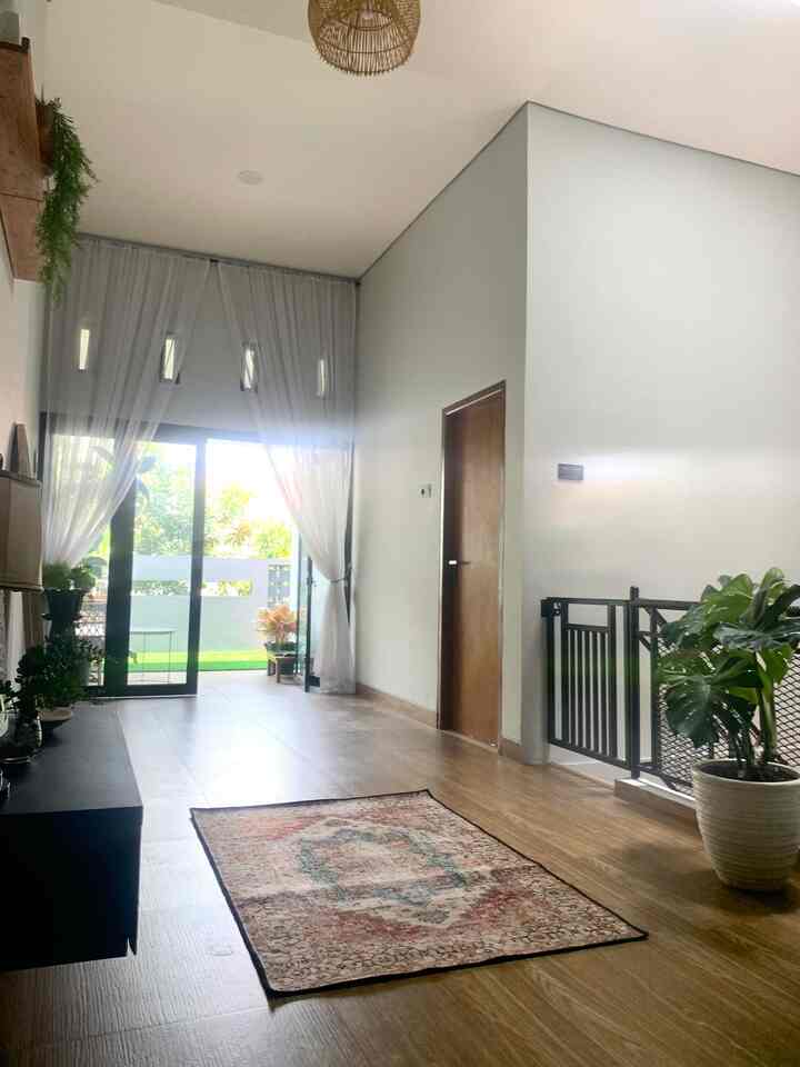 Definisi tentang rumah menurut kami, tiap sudut mencerminkan karakter dan kesukaan pemilik rumah, dari mulai penataan furniture,material yg dipilih hingga pernak pernik yg berada tiap sudut,sehingga terlihat karakteristik rumah sesuai dengan pemiliknya, sehingga kami pun sangat merasa nyaman di rumah
#granite
#furniturerotan
#sudutnyamankeluarga
#RuangFavoritKeluarga
#homeinspo
#homedecor
#stylinglivingroom