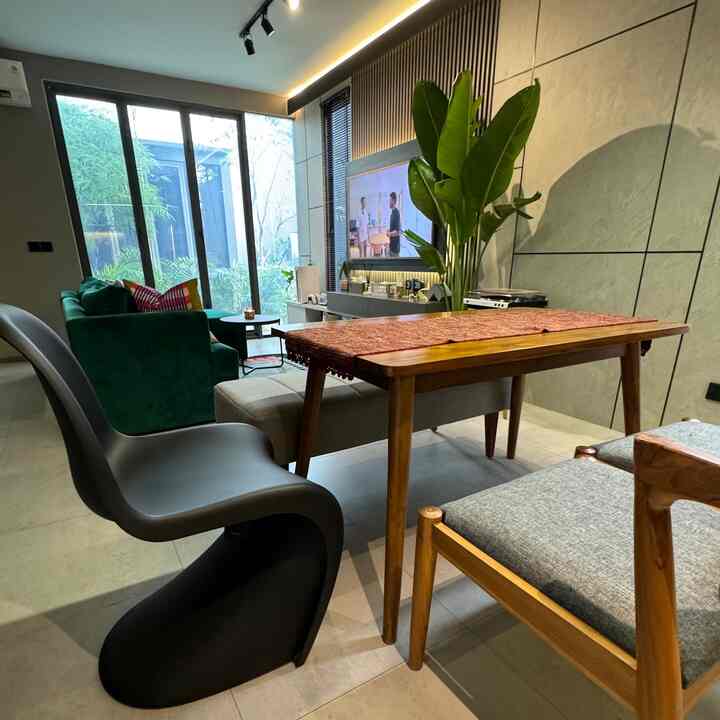 Ruangan favorit yang menjadi center of attention di rumah ini..tempat keluarga berkumpul..saling bercerita tentang kegiatan hari ini..tempat bersantai melepaskan lelah setelah seharian beraktivitas.
#SudutNyamanKeluarga
#TempatKumpulKeluarga
#RuanganFavorit
#CabinetTV
#SofaLivingRoom
#DiningTable